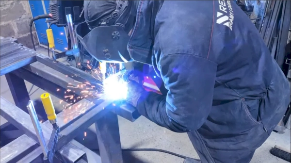 Jakość ogrodzenia z bliska: spawy, ocynk, aluminium i wykończenie