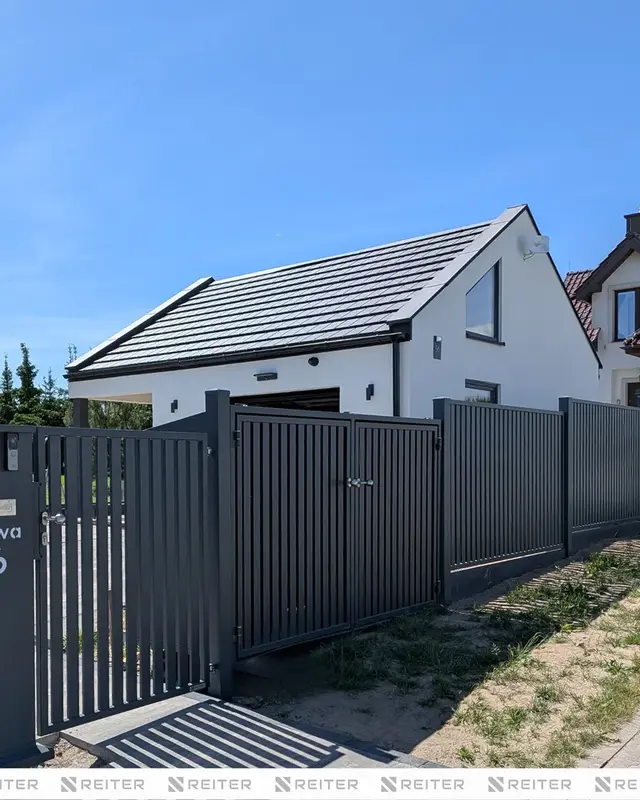 Wiata śmietnikowa dopasowana do ogrodzenia