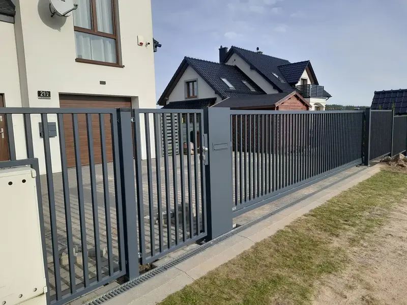 Brama przesuwna, slupek multimedialny, furtka i przesla - ogrodzenie pionowe - Bojano, gmina Szemud