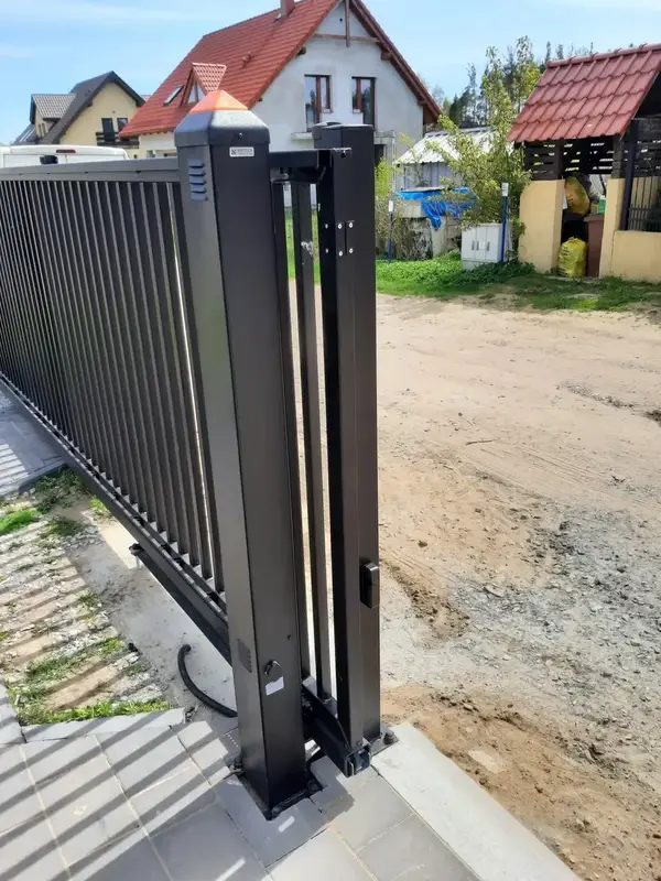 Brama przesuwna z napedem w slupie i montazem - ogrodzenie pionowe - Karczemki, gmina Szemud