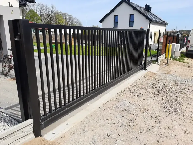 Brama przesuwna z napedem w slupie i montazem - ogrodzenie pionowe - Karczemki, gmina Szemud 3