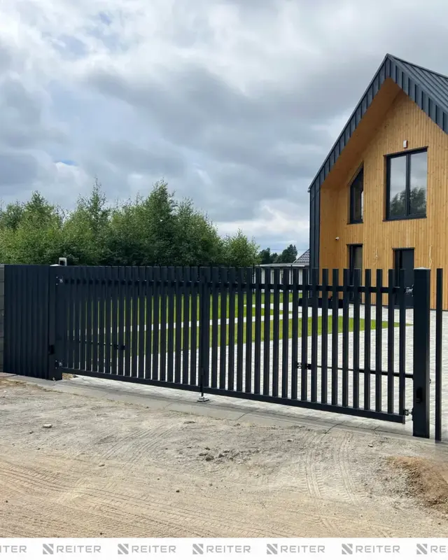 Ogrodzenie grzebieniowe, wystajace z ziemi z brama, Zalakowo - Sierakowice 3
