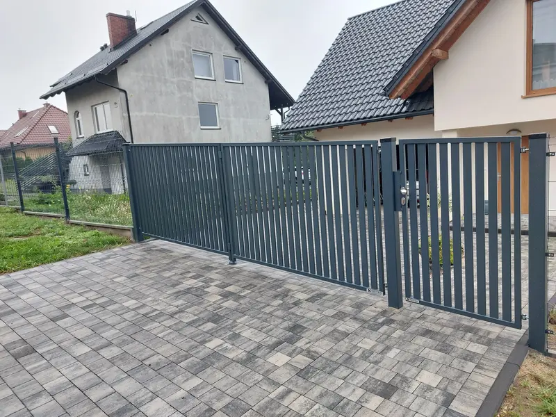 brama skrzydlowa pionowy wzor na pochyly wjazd w zukowie kolo gdanska 20230829 112157 (1)