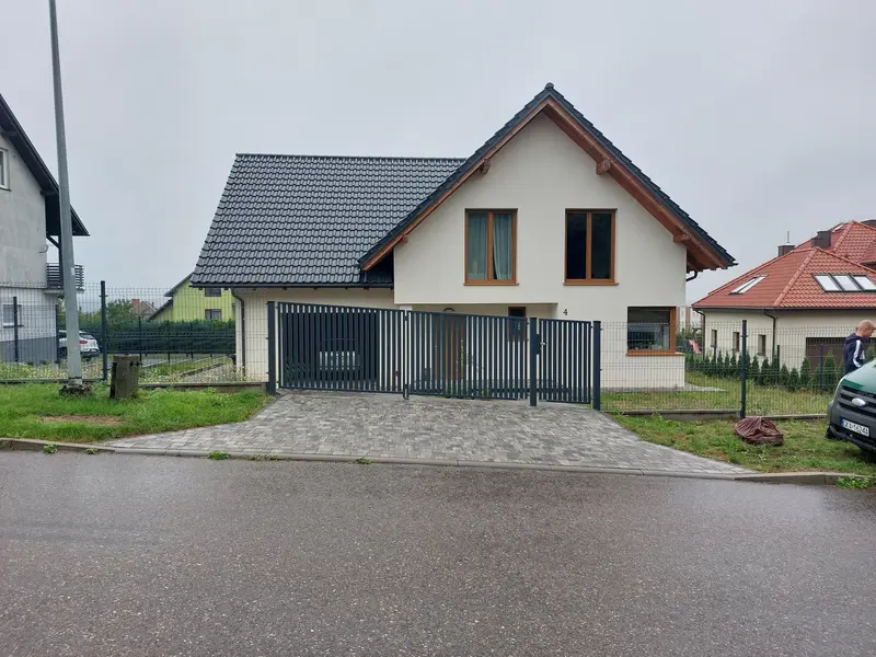 brama skrzydlowa pionowy wzor na pochyly wjazd w zukowie kolo gdanska 20230829 112333