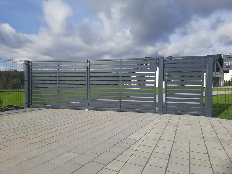 nowoczesne ogrodzenie z automatyczna brama skrzydlowa i furtka w bychowie kolo wejcherowa 20231017 123233