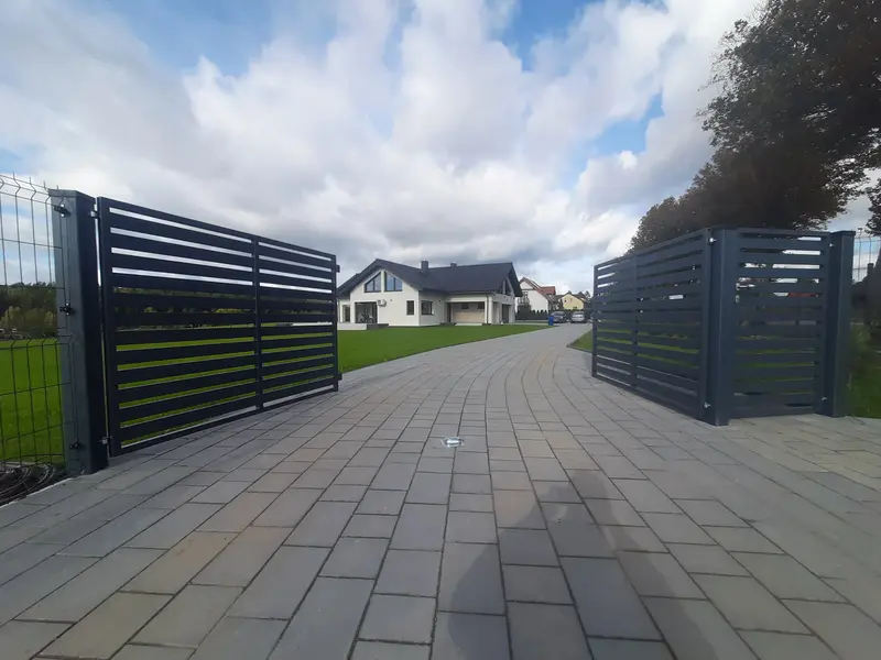 nowoczesne ogrodzenie z automatyczna brama skrzydlowa i furtka w bychowie kolo wejcherowa 20231017 123538(0) (1)