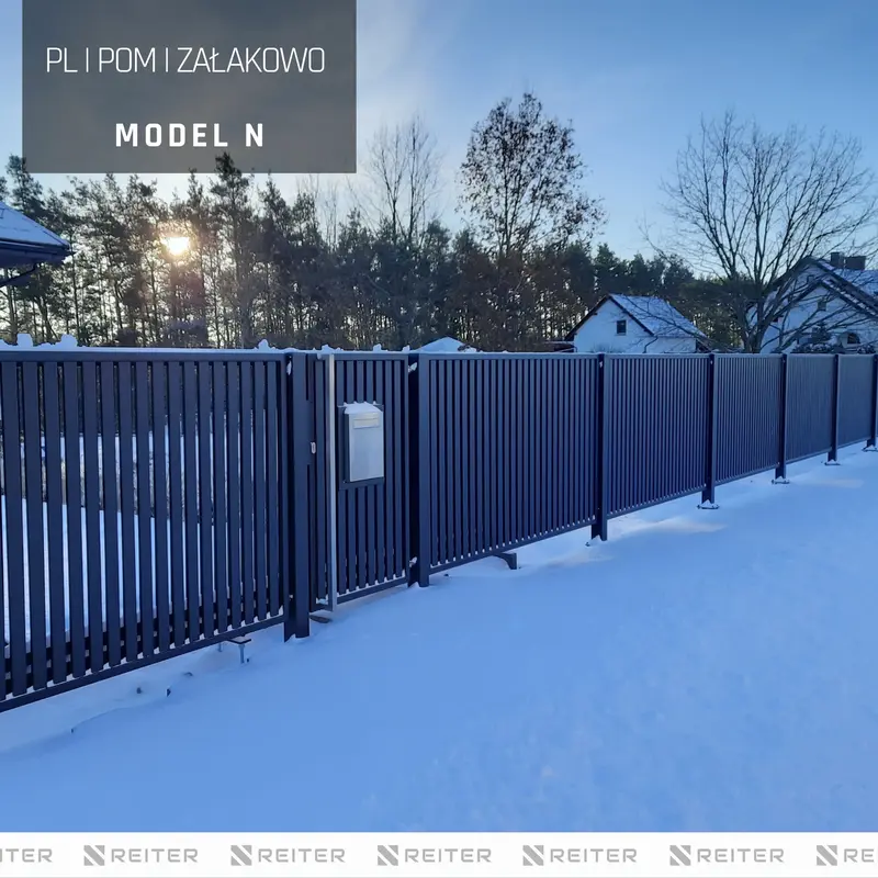 nowoczesne pionowe ogrodzenie w zalkowie , gmina sierakowice