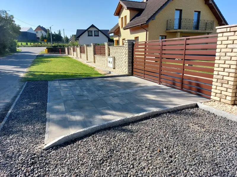 nowoczesne poziome ogrodzenie na murach ceglanych - z brama harmonijkowa i skrzydlowa  podjazy kolo suleczyna 20230906 100041
