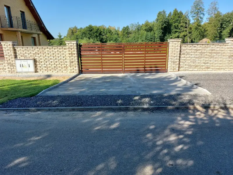 nowoczesne poziome ogrodzenie na murach ceglanych - z brama harmonijkowa i skrzydlowa  podjazy kolo suleczyna 20230906 100055