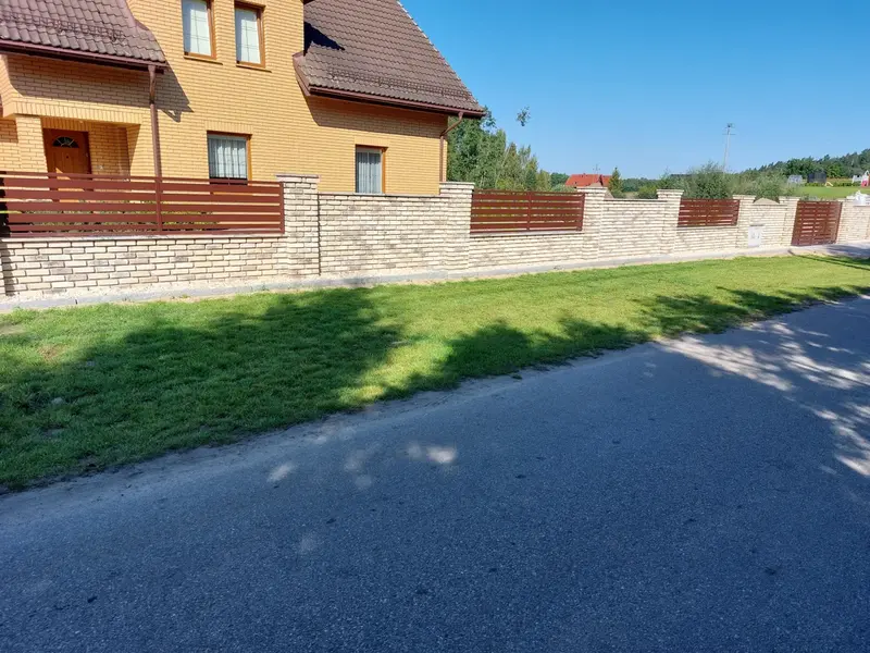 nowoczesne poziome ogrodzenie na murach ceglanych - z brama harmonijkowa i skrzydlowa  podjazy kolo suleczyna 20230906 100234
