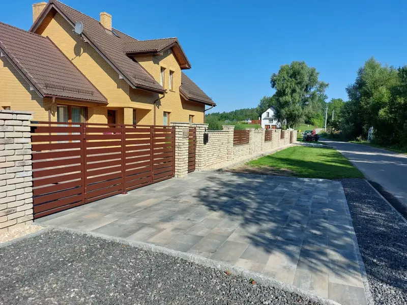 nowoczesne poziome ogrodzenie na murach ceglanych - z brama harmonijkowa i skrzydlowa  podjazy kolo suleczyna 20230906 100321