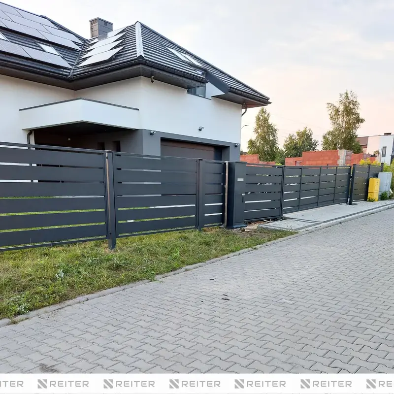 nowoczesne poziome ogrodzenie z szerokimi panelami aluminiowymi brama przesuwna slupek multimedialny 5