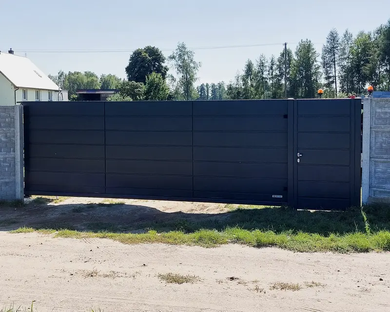 pelna brama przesuwna z furtka i maskownicami - montaz i automatyka - nowoczesne  ogrodzenie w palubicach kolo sierakowic 20230906 133114